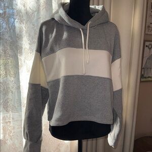 Z Supply gray and white soft fleece Cropped Sweatshirt. Size large.